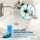 Ein blauer Reinigungsstein neben einem Waschbecken; im Einschub ist eine Haarverstopfung mit einem blauen X dargestellt, um Verstopfungen vorzubeugen.