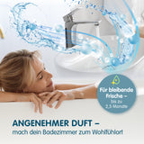 Eine Frau entspannt sich in der Badewanne, während blaue, frisch duftende Grafiken um eine saubere Toilette und einen Wasserhahn wirbeln.