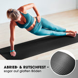 Frau macht Seitstütz auf schwarzer #DoYourFitness Fitnessmatte 183x61x1,5 cm, rutschfest und robust für Yoga und Gymnastik.