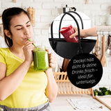 GOURMETmaxx Mr. Magic Mixer - rot/weiß zeigt Frau mit grünem Smoothie, praktische Flasche hält Drinks unterwegs frisch.