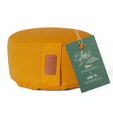 #DoYourYoga Yoga-Kissen Vishnu rund in Currygelb, gefüllt mit Bio-Dinkelspelz, Bezug aus 100% Baumwolle, waschbar und anpassbar.