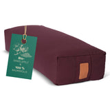 #DoYourYoga Yoga-Bolster Paravati in Bordeaux, gefüllt mit Bio-Dinkelspelz, 67 x 22 x 13 cm, abnehmbarer Bezug aus Baumwolle.