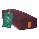 Yoga-Bolster Paravati in Bordeaux, gefüllt mit Bio-Buchweizenschalen, 67x22x13 cm, waschbarer Bezug aus 100% Baumwolle.