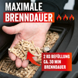 Hand hält LANDMANN Grillpellets Kirschholz 10 kg, 2 kg Befüllung mit ca. 30 Minuten Brenndauer für langanhaltendes Grillen.