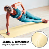 Frau trainiert auf #DoYourFitness Fitnessmatte - In- & outdoor - Yoga, Gymnastik & Co - 183 x 61 x 1 cm in Hell Beige, rutschfest und robust.