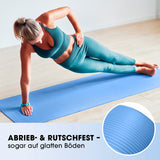 Frau trainiert auf #DoYourFitness Fitnessmatte - In- & outdoor - Yoga, Gymnastik & Co. - 183 x 61 x 1,5 cm - Blau, rutschfest und robust.