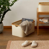 LUMALAND Aufbewahrungsboxen mit Bambus-Rahmen - 3er-Set - Taupe in modernem Wohnraum mit Decke und Büchern gefüllt.