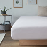 LUMALAND Comfort Jersey Spannbettlaken 160 g/m² 100% Baumwolle weiß auf Bett mit 25 cm Steghöhe und Rundum-Gummizug