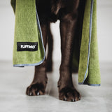 FLUFFINO® Hundehandtuch Mikrofaser 4er-Pack in Grau & Grün, saugfähig, schnell trocknend, für kleine und mittelgroße Hunde.