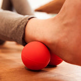 #DoYourFitness Double Faszienball Massageball Globo aus Silikon, ca. 8cm, zur Muskelentspannung und Faszienmassage in Orange.