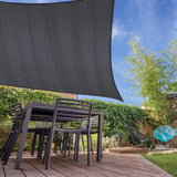 LUMALAND Sonnensegel 100% HDPE mit Stabilisator für UV-Schutz Rechteck 3 x 4 Meter Dunkelgrau über Terrasse mit Möbeln.