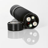 GOURMETmaxx Salz- & Pfeffermühle 2-tlg. in Weiß/Schwarz mit elektrischem Keramikmahlwerk und Batteriefach geöffnet.