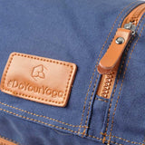 Nahaufnahme der #DoYourYoga Yogatasche "Sunita" in Navyblau Größe M aus robustem Canvas mit Lederetikett und Reißverschluss.
