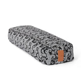 #DoYourYoga Yoga-Bolster Paravati, gefüllt mit Bio-Buchweizenschalen, 67x22x13 cm, weiß-schwarz, waschbarer Bezug, robust und vielseitig.