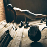 #DoYourFitness Gusseisen Hantelscheiben Gewichtscheiben 2,5 kg Bohrung 28/29 mm Grau liegend im Fitnessstudio vor Training.