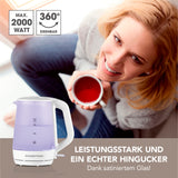 GOURMETmaxx Glas-Wasserkocher mit Frostglas-Design, 1,7 Liter Fassungsvermögen und blauer LED-Beleuchtung bei Betrieb.