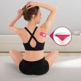 Frau sitzt mit TRIGGin Triggerknopf "Intense" auf dem Rücken, der Muskelverspannungen löst und Durchblutung fördert.