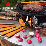 LANDMANN Feuerschalen-Wagen + Plancha-Grill KORREO mit Ø 70 cm Plancha-Grillplatte, Gusseisenrost und Holzlagerfach beim Grillen.