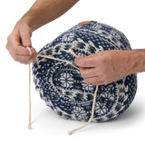 #DoYourYoga Yoga-Kissen Vishnu rund 30x30x15 cm blau-weiß, gefüllt mit Bio-Dinkelspelz, waschbarer Baumwollbezug, verstellbar.