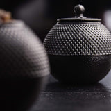 LUMALAND Teedose aus Gusseisen - Aufbewahrungsbox für Tee - 750 ml - Schwarz mit strukturierter Oberfläche und abnehmbarem Deckel.