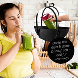 GOURMETmaxx Mr. Magic Power 400 Pro mit Zubehörset M zeigt Frau, die frischen grünen Smoothie trinkt, To-go-Deckel inklusive.