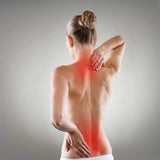 #DoYourFitness Massageroller Murali - 41cm lang - Schwarz/Grün zeigt Frau mit Rückenverspannungen zur Selbstmassage.