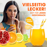 Frau trinkt Saft, daneben Glas und Früchte, LUMALAND Manuelle Saftpresse - stabil, leise, pflegeleicht - müheloses Entsaften.