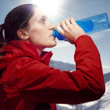 Frau trinkt aus der #DoYourFitness Wasserflasche/Trinkflasche für Fruchtschorlen 700 ml Türkis beim Outdoor-Sport.