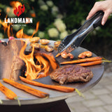 LANDMANN Feuerschalen-Wagen + Plancha-Grill KORREO mit Grillgut, Feuer und Holz für vielseitiges Outdoor-Kochen.