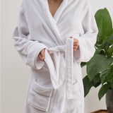 LUMALAND Luxury Mikrofaser Bademantel mit Kapuze für Damen und Herren in Weiß, Größe S, flauschig und schnelltrocknend.