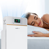 MAXXMEE Digitaler-Luftreiniger mit 6-Stufen-Reinigungsprozess neben schlafender Frau, weiß/silber, leiser Schlafmodus bis 55 db.