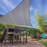 LUMALAND Sonnensegel 100% HDPE mit Stabilisator für UV-Schutz Dreieck 3x3x3 Meter Hellgrau über Terrasse mit Gartenmöbeln