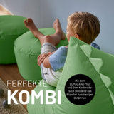 Kind sitzt entspannt auf LUMALAND Kindersitzsack Animal Line Monster - Pastell Grün, weich, wasserabweisend und kindgerecht gestaltet.