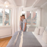 LUMALAND Baumwolldecke / Tagesdecke aus 100 % Baumwolle - ca. 200 x 240 cm - Lila in modernem Schlafzimmer präsentiert