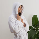 LUMALAND Luxury Mikrofaser Bademantel mit Kapuze für Damen und Herren in Weiß, Größe S, weich und schnelltrocknend.
