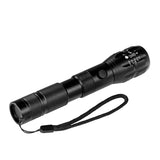 MAXXMEE Power-Taschenlampe 3,7V schwarz 1800mAh mit 5 Leuchtmodi, 150 m Reichweite, robust und spritzwassergeschützt für Outdoor-Einsatz.