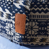 #DoYourYoga Yoga-Kissen Vishnu mit blau-weißem Muster und Bio-Dinkelspelz gefüllt, 30x30x15 cm, waschbarer Baumwollbezug.