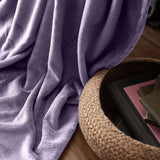 LUMALAND Kuscheldecke - 220x240 cm - weiche, lila Coral-Fleece Tagesdecke ideal für Sofa, Bett und gemütliche Stunden.