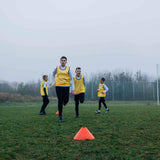 #DoYourFitness Hütchenset (25 Stück) inkl. Transportständer mit farbigen Markierungshütchen für Agility- und Koordinationstraining.