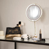 GNTM Schminktasche - schwarz/gold mit Lederoptik, Innenfach, ideal für unterwegs, stilvoll und praktisch auf einem Schminktisch platziert.