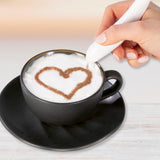 GOURMETmaxx Verzier-Stift für Speisen und Getränke zeichnet ein Herz mit Kakaopulver auf Milchschaum eines Kaffees.