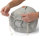 #DoYourYoga Yoga-Kissen Vishnu rund 30x30x15 cm grau, mit Bio-Dinkelspelz gefüllt, waschbarer Baumwollbezug mit Kordelverschluss.