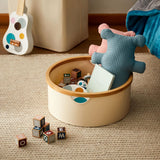 LUMALAND Bambus-Rahmen Aufbewahrungsbox rund - 3er-Set - Taupe mit Spielzeug und Holzrahmen auf Teppichboden.