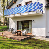 LUMALAND Balkonsichtschutz inkl. Befestigungsseil 0,9x5 m in Blau/Weiß an Balkon montiert, wetterfest und UV-beständig.