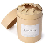 Luma Lab Series Duftkerze City Memories "Cambridge" in nachhaltiger Verpackung mit floral-holzigem Duft, perfekt für gemütliche Momente.