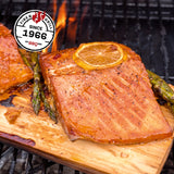 LANDMANN Rundgrill - 30 cm mit gegrilltem Lachsfilet auf Zedernholzbrett und Spargel, Holzkohlegrill für unterwegs und Zuhause.