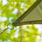 LUMALAND Sonnensegel 100% HDPE mit Stabilisator für UV-Schutz - Rechteck 3 x 4 Meter - Grau/Weiß, robustes Eckdetail im Außenbereich.