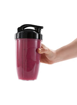 Hand hält Becher mit rotem Shake aus GOURMETmaxx Zubehörset L für Nutrition Mixer Pro 1.000 - Shakes, Smoothies & Co.