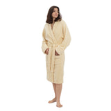 Frau trägt LUMALAND Luxury Mikrofaser Bademantel mit Kapuze für Damen und Herren - Creme - Größe S, weich, warm und bequem.
