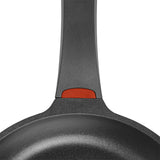 N8WERK Aluguss-Stielkasserolle 18 cm mit Heat Indicator und hochwertiger Ilag-Ultimate-Beschichtung in Midnight Edition.